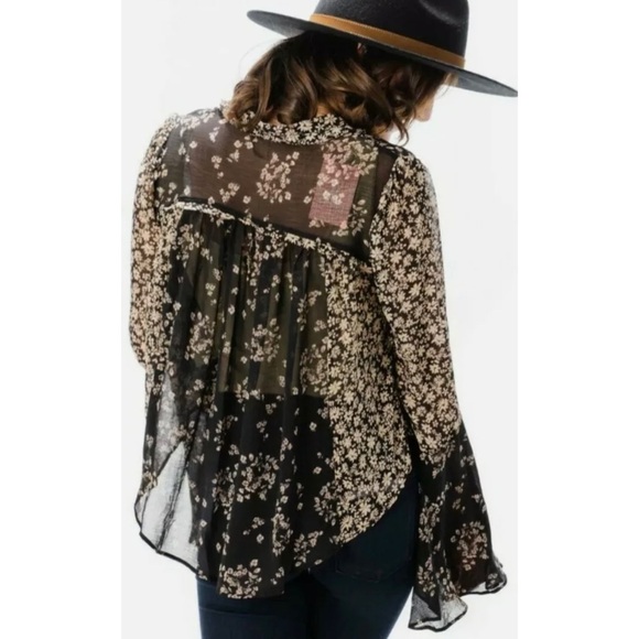Free People printed Boho flare sleeve blouse EUC - Picture 5 of 16